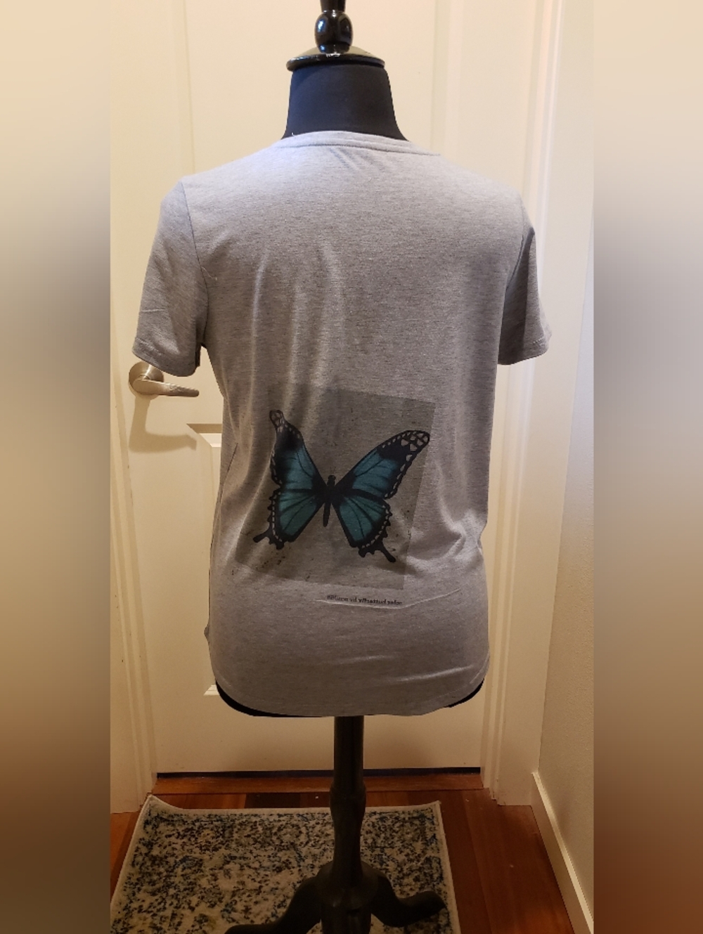 Cricut "Tiffany & Co." Womens Gray Tee with Blue Skull Graphic - Picture 7 of 12